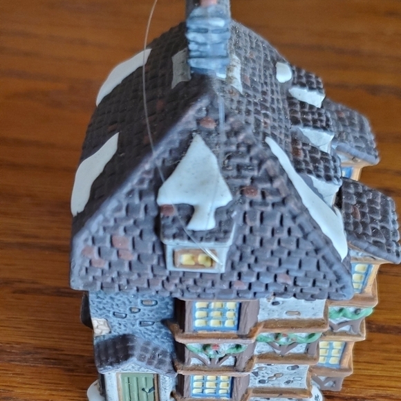 Dept 56 Sir John Falstaff Inn Ornament Collectors Edition 1995 - Picture 4 of 7